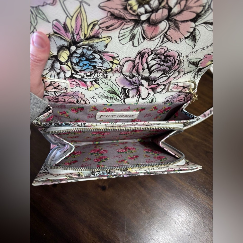 Betsey Johnson XO Sadie floral print crossbody purse/wallet
 new without tags - Picture 3 of 8